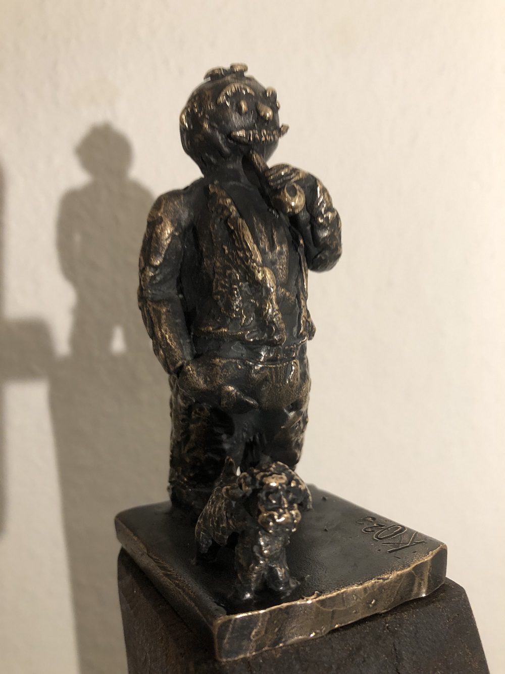 Bronzefigur Mann mit Hund
